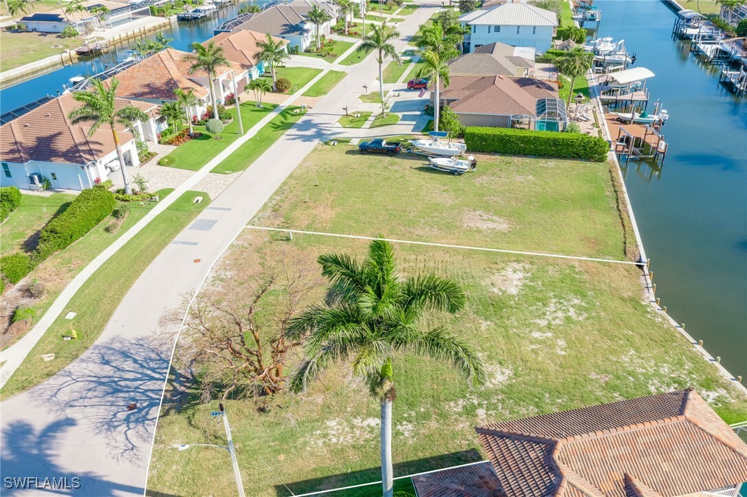 Property Photo: 475 Barcelona Court FL 34145