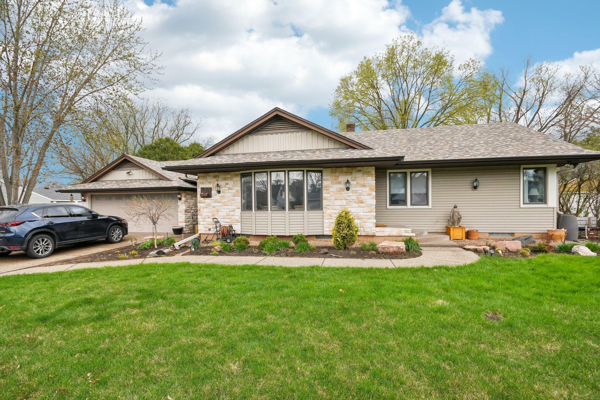 Property Photo: 925 Lovell Avenue W MN 55113