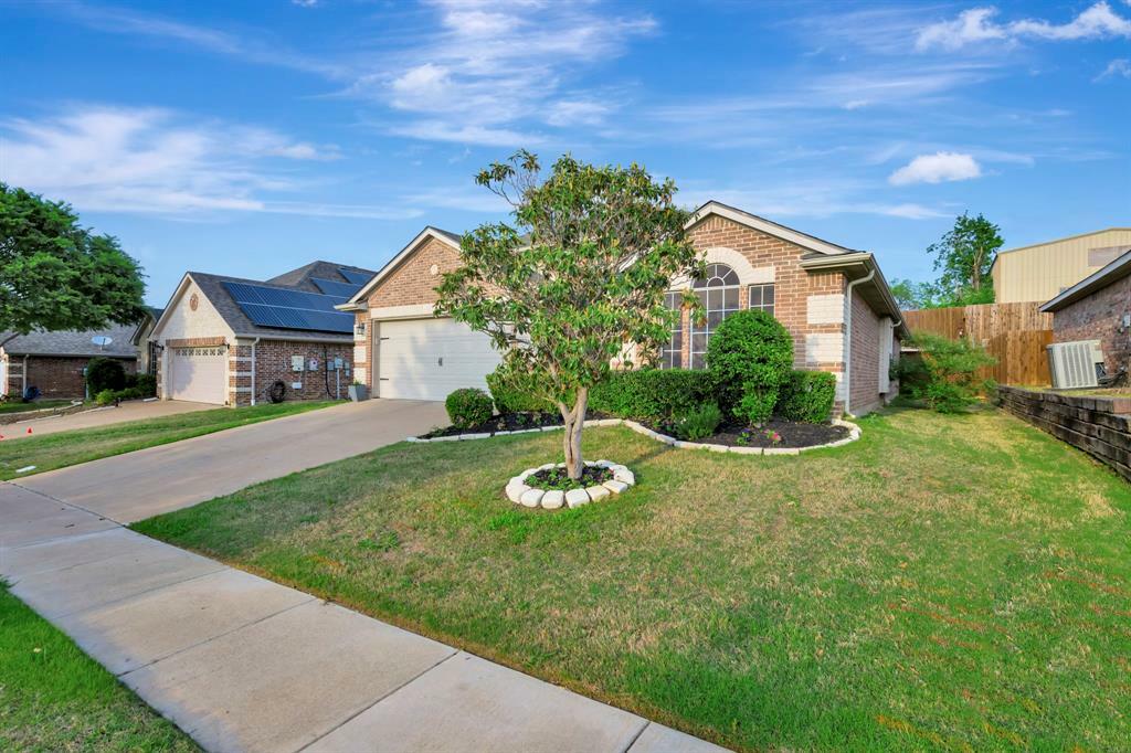 Property Photo: 3921 Vista Greens Drive TX 76244