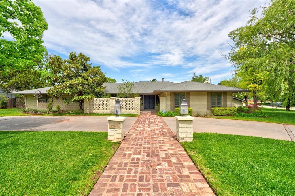 Property Photo: 1701 Coventry Lane OK 73120