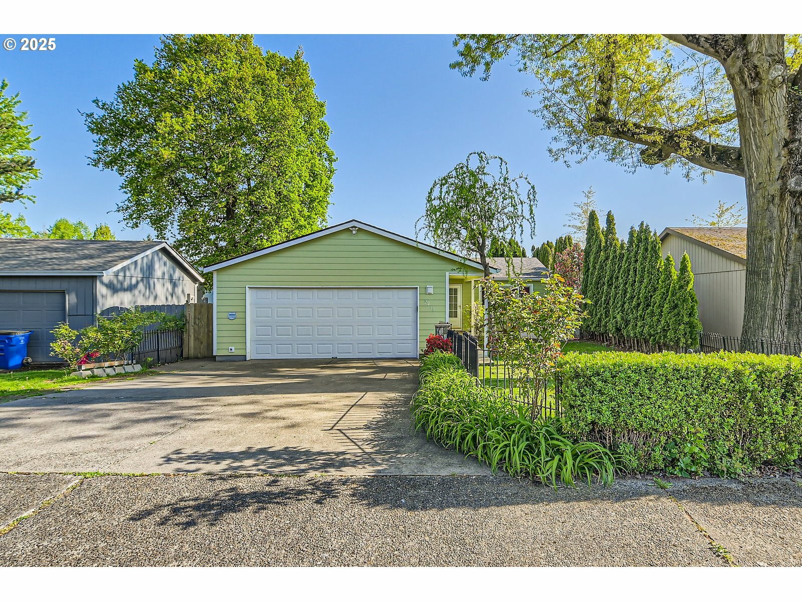 Property Photo: 2433 NE Saratoga St OR 97211
