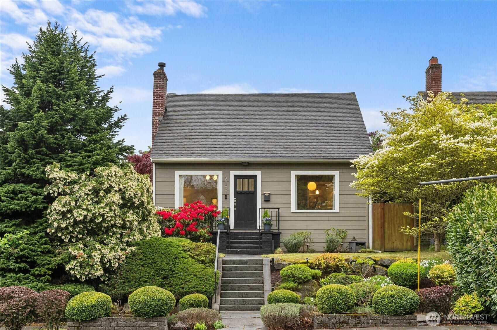 Property Photo: 2707 W Dravus Street WA 98199