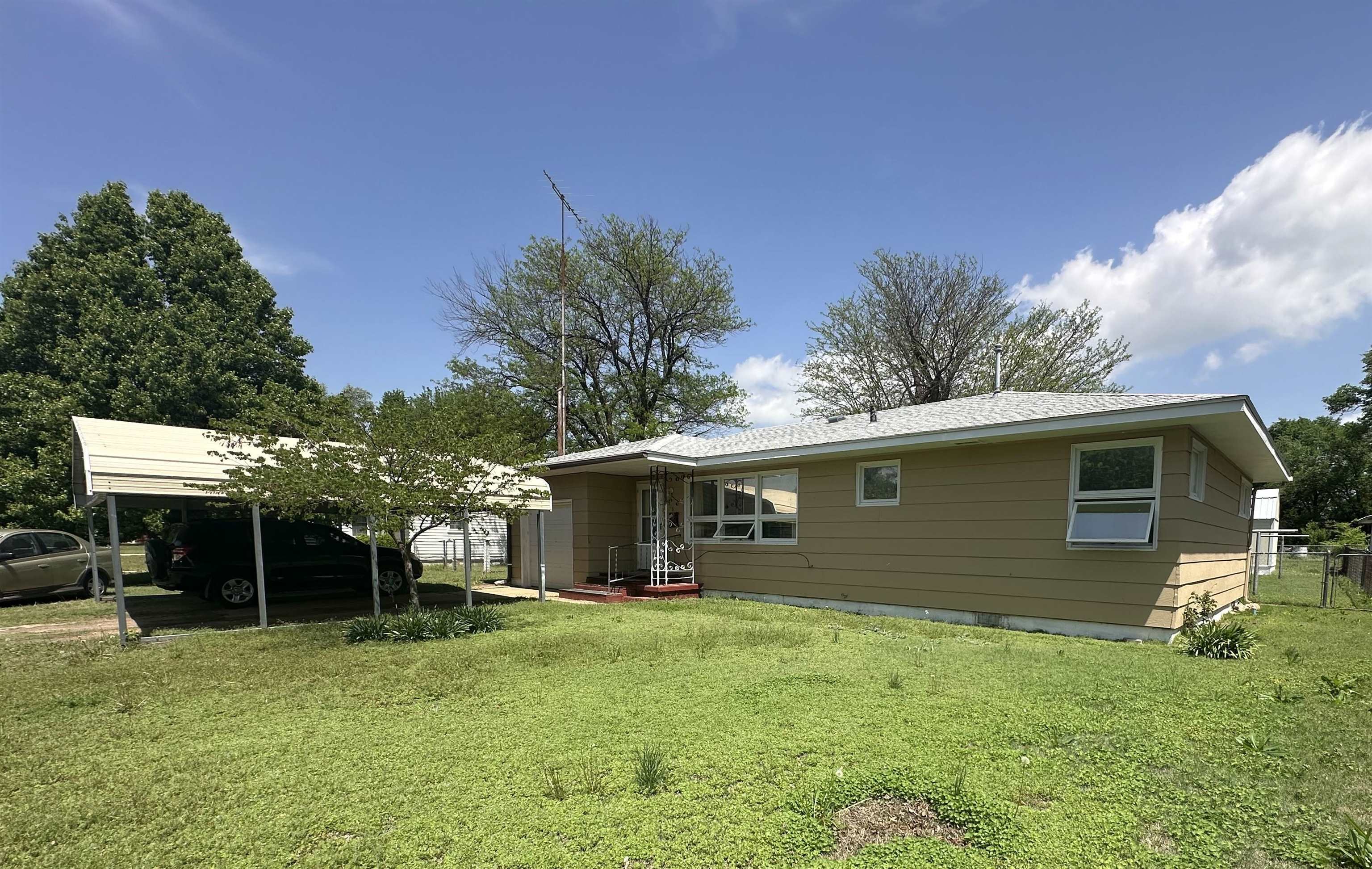 Property Photo: 516 N Botkin St KS 67009