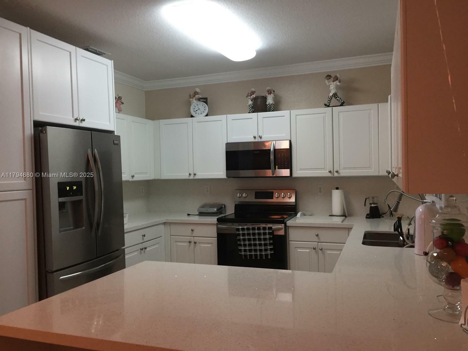 Property Photo: 941 NE 42nd Ave FL 33033