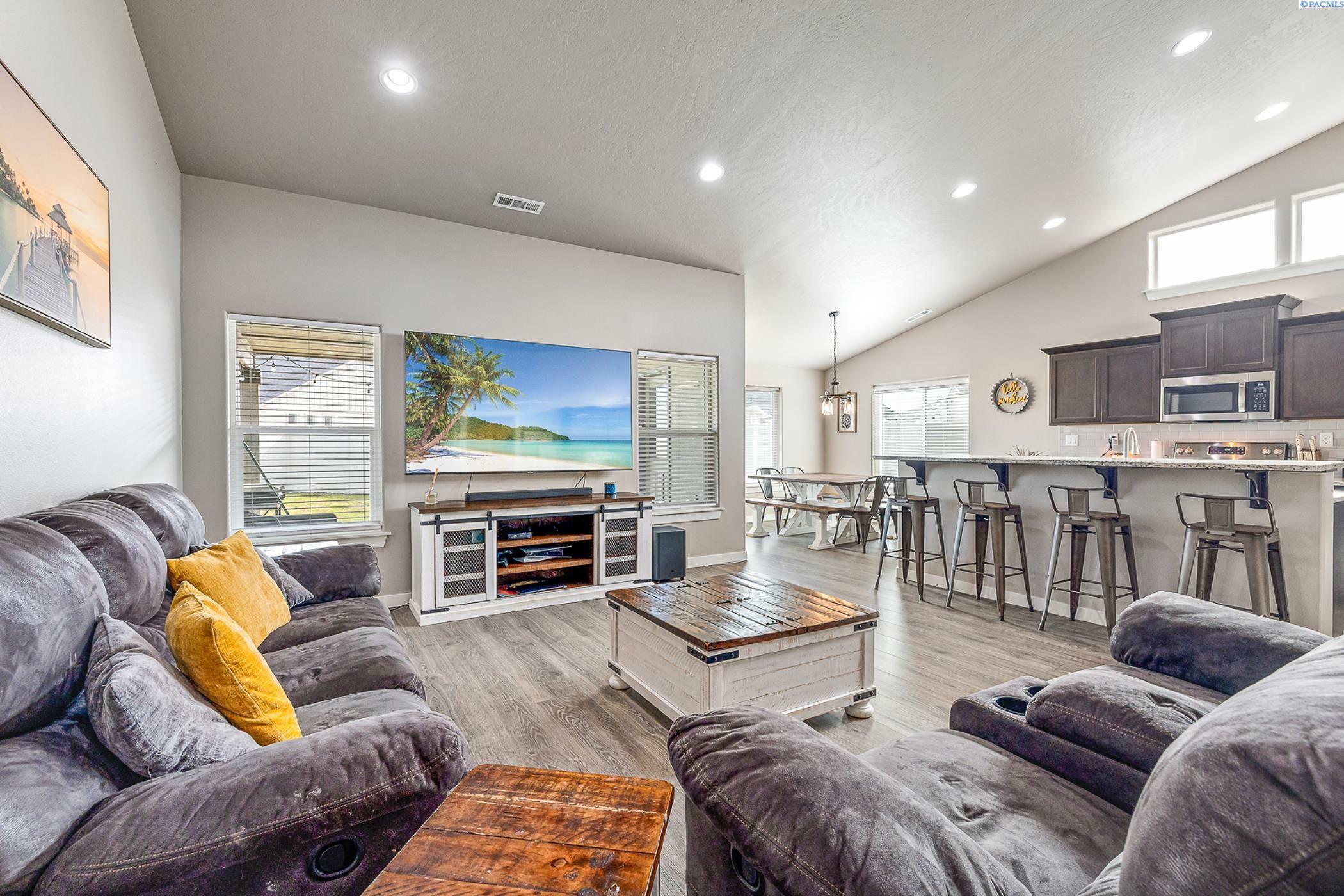 Property Photo: 3870 Curtis Dr WA 99353-7851