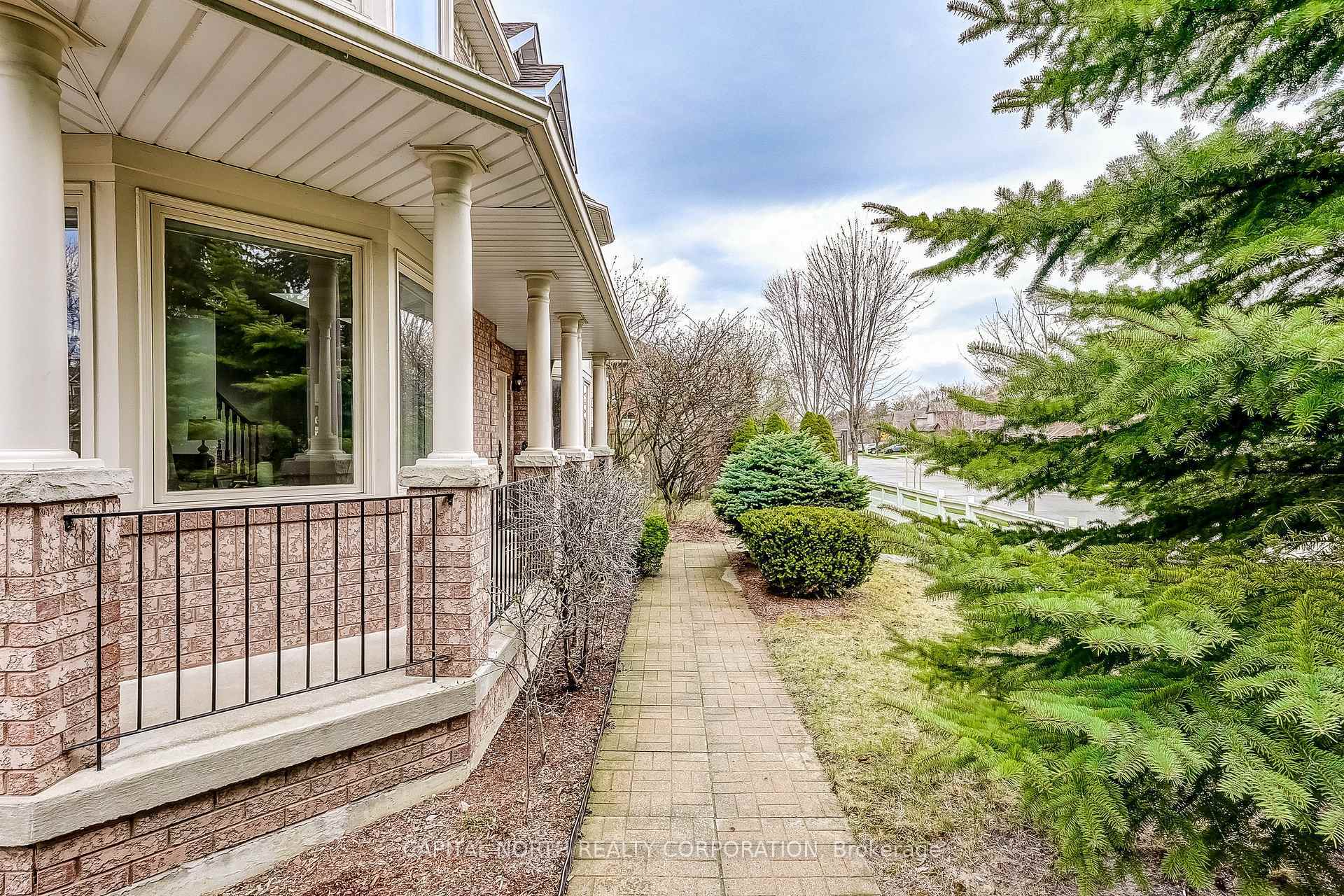 Property Photo: 47 Castle Green Drive ON L1R 2P9