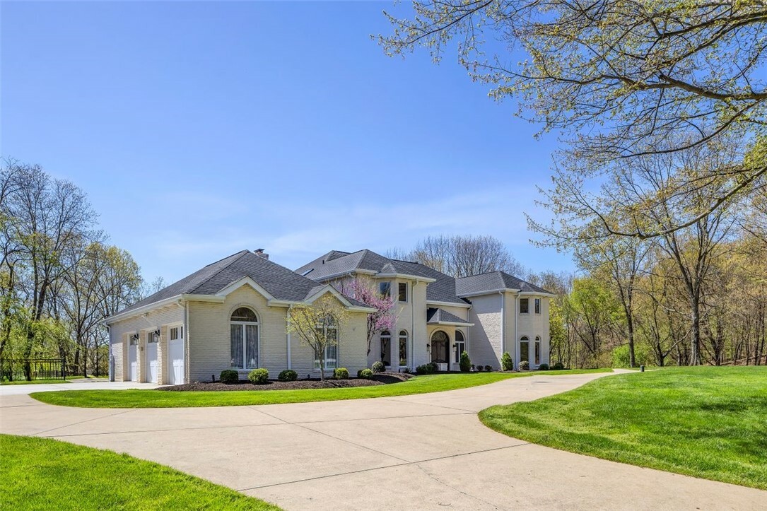 Property Photo: 118 Lakeland Dr PA 16046