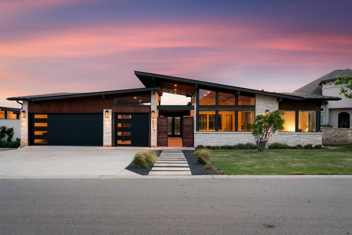 Property Photo: 607 Crosswater Lane TX 78620