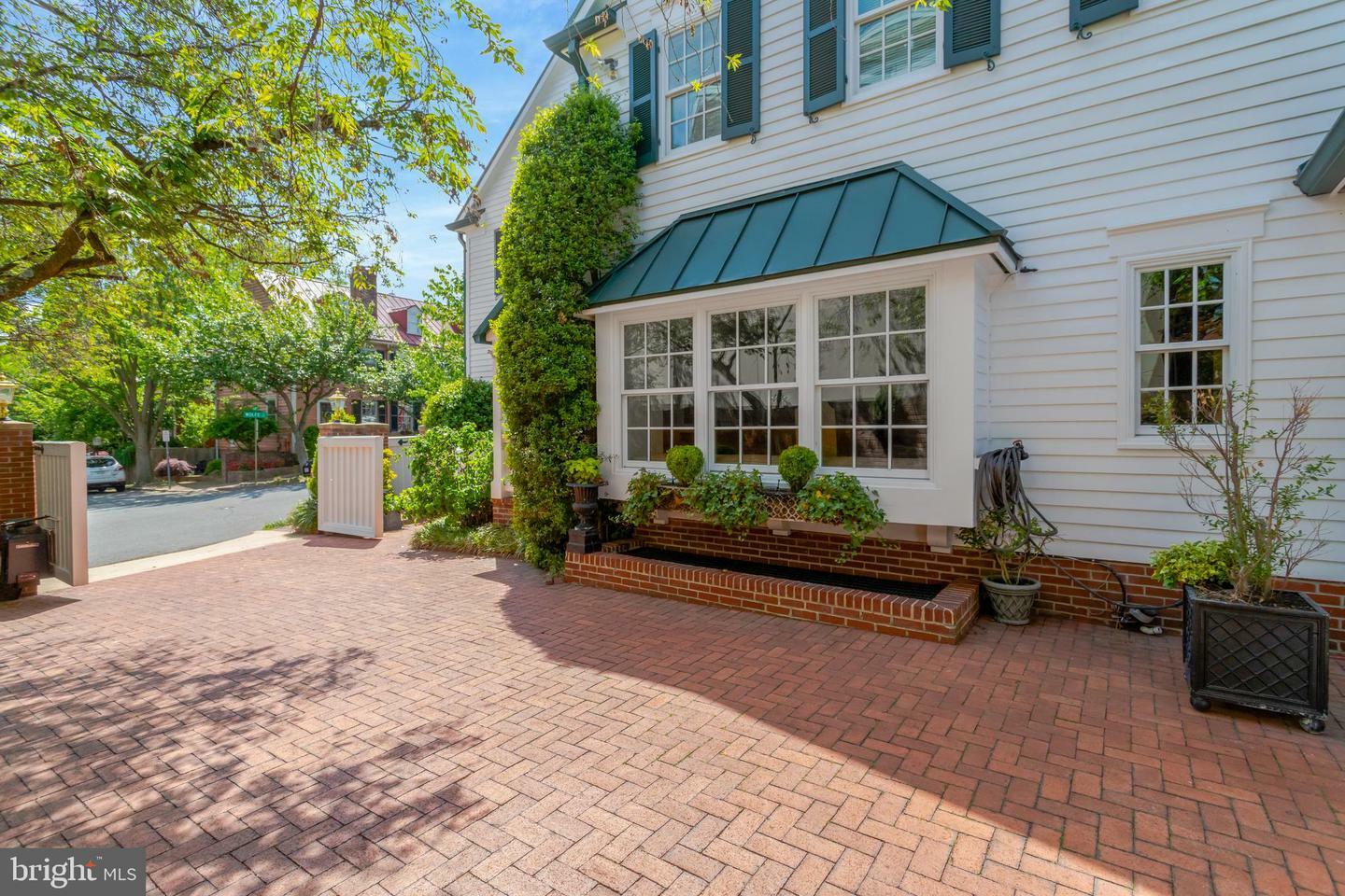 Property Photo: 119 Wolfe Street VA 22314