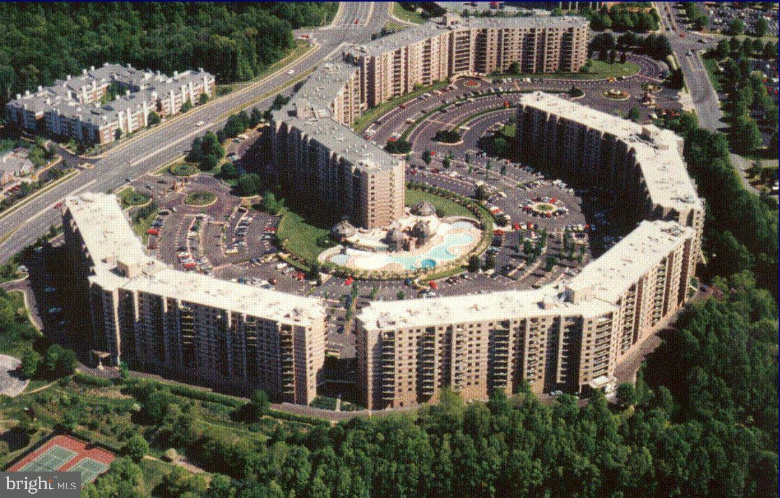 Property Photo: 8370 Greensboro Drive 702 VA 22102