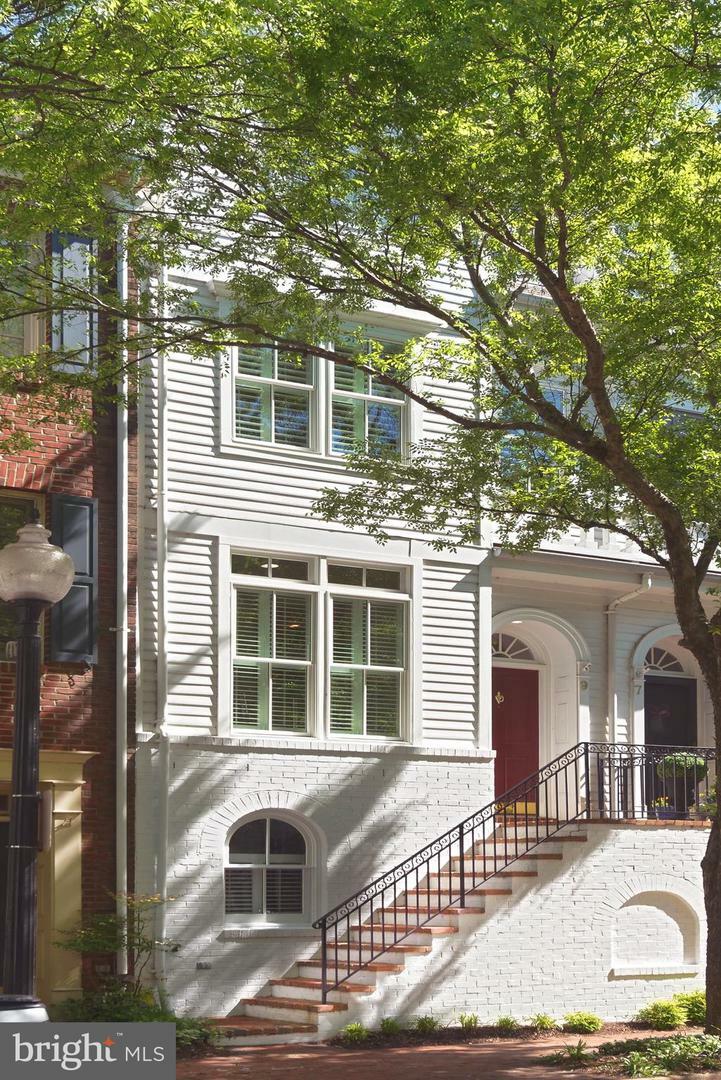 Property Photo: 9 Franklin Street VA 22314