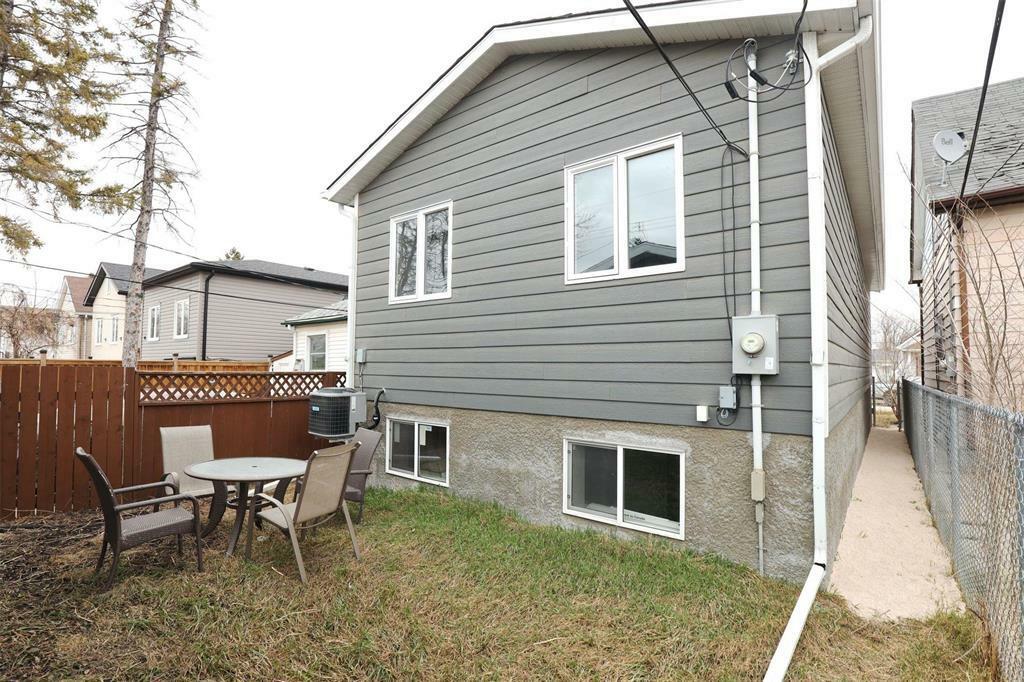 Property Photo: 562 Jamison Avenue MB R2K 1N4