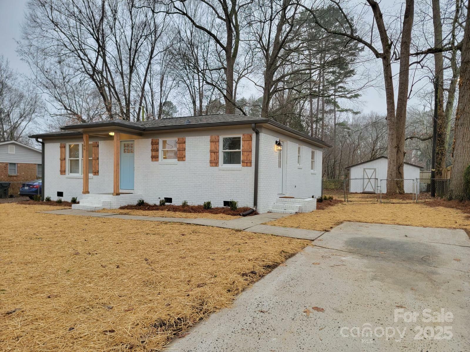 Property Photo: 106 Greentree Drive NC 28120