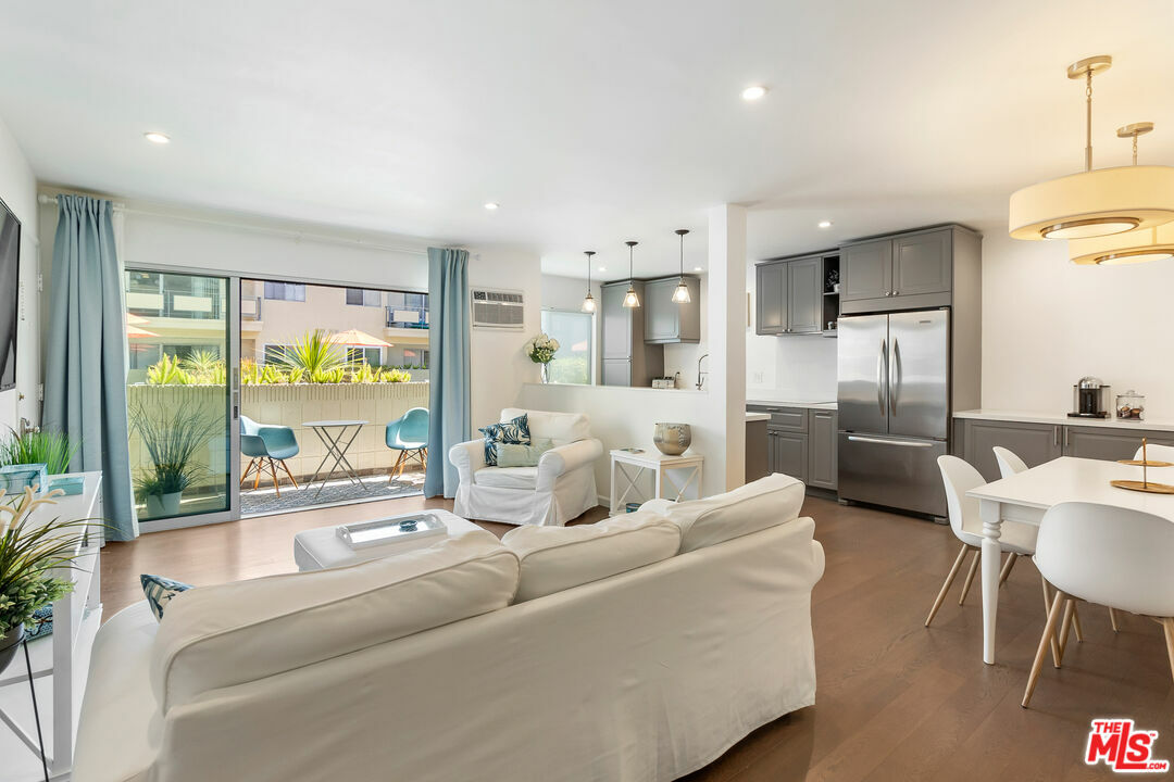 Property Photo: 1233 N Laurel Ave CA 90046