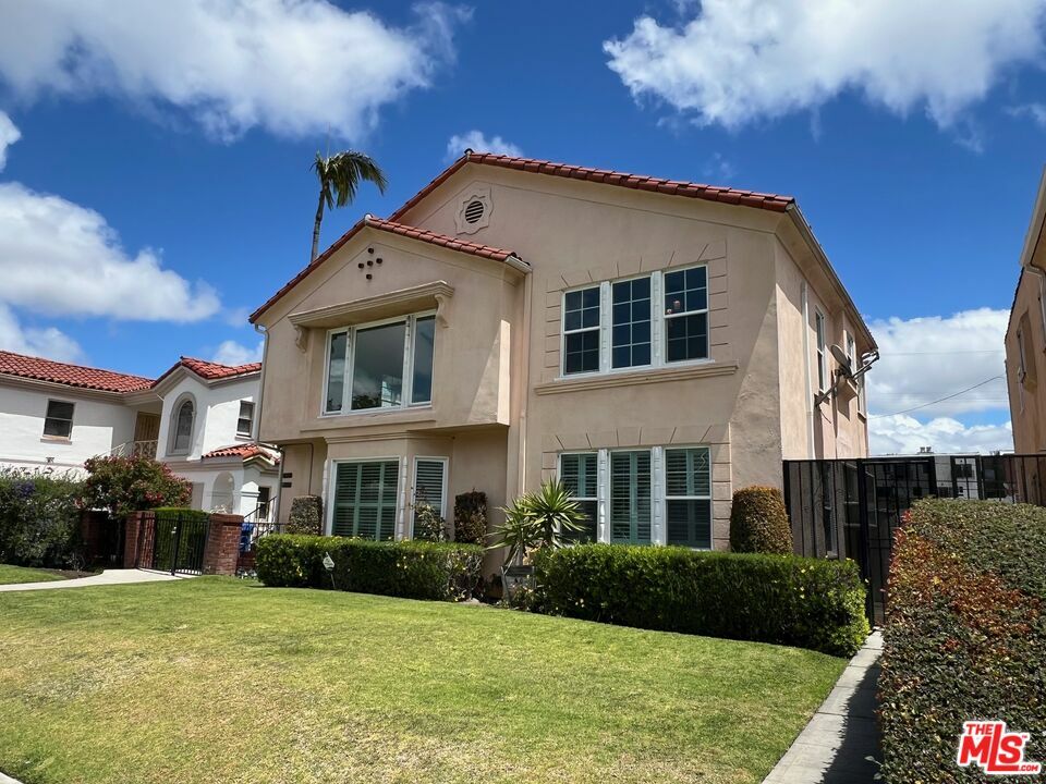 Property Photo: 4120 S Victoria Ave CA 90008