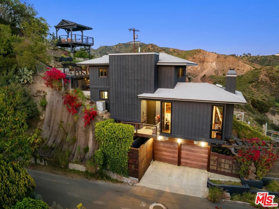 Property Photo:  2860 Hollyridge Dr  CA 90068 