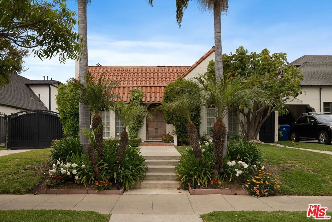 Property Photo:  229 N Plymouth Blvd  CA 90004 