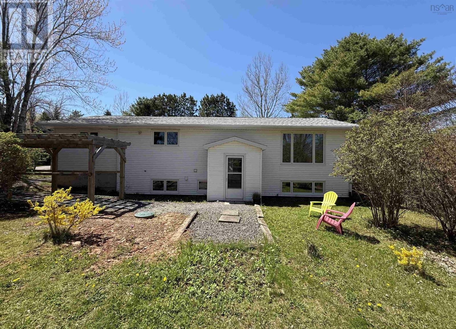 Property Photo: 6 Sylvia Drive NS B0N 1L0