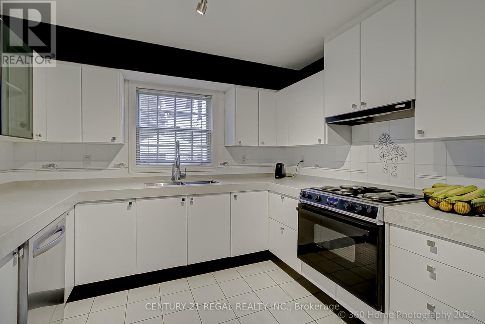 Photo de la propriété: 2239 Gerrard Street East ON M4E 2C9