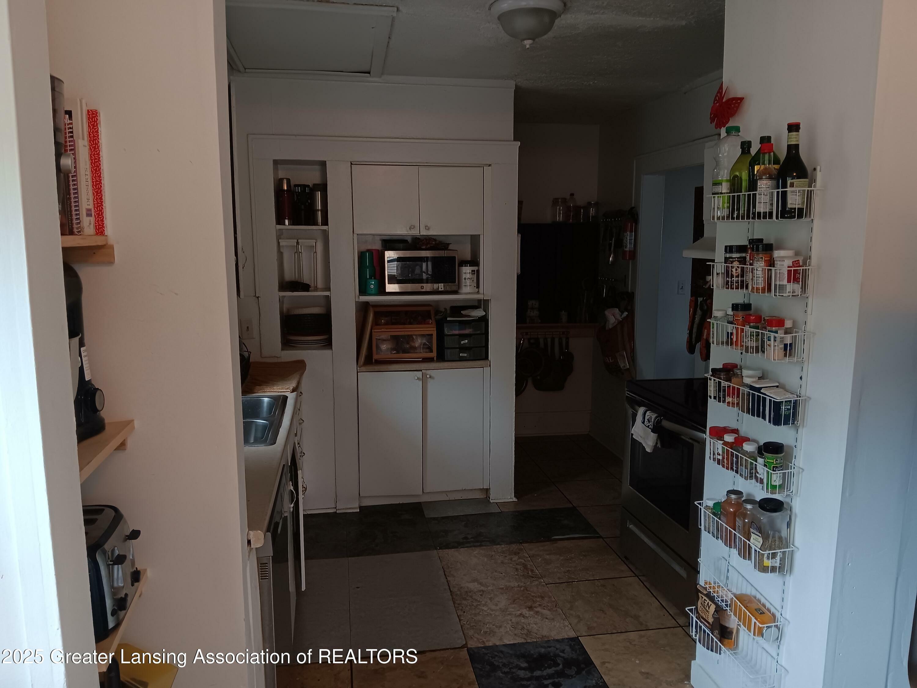 Property Photo: 426 S Fairview Avenue MI 48912
