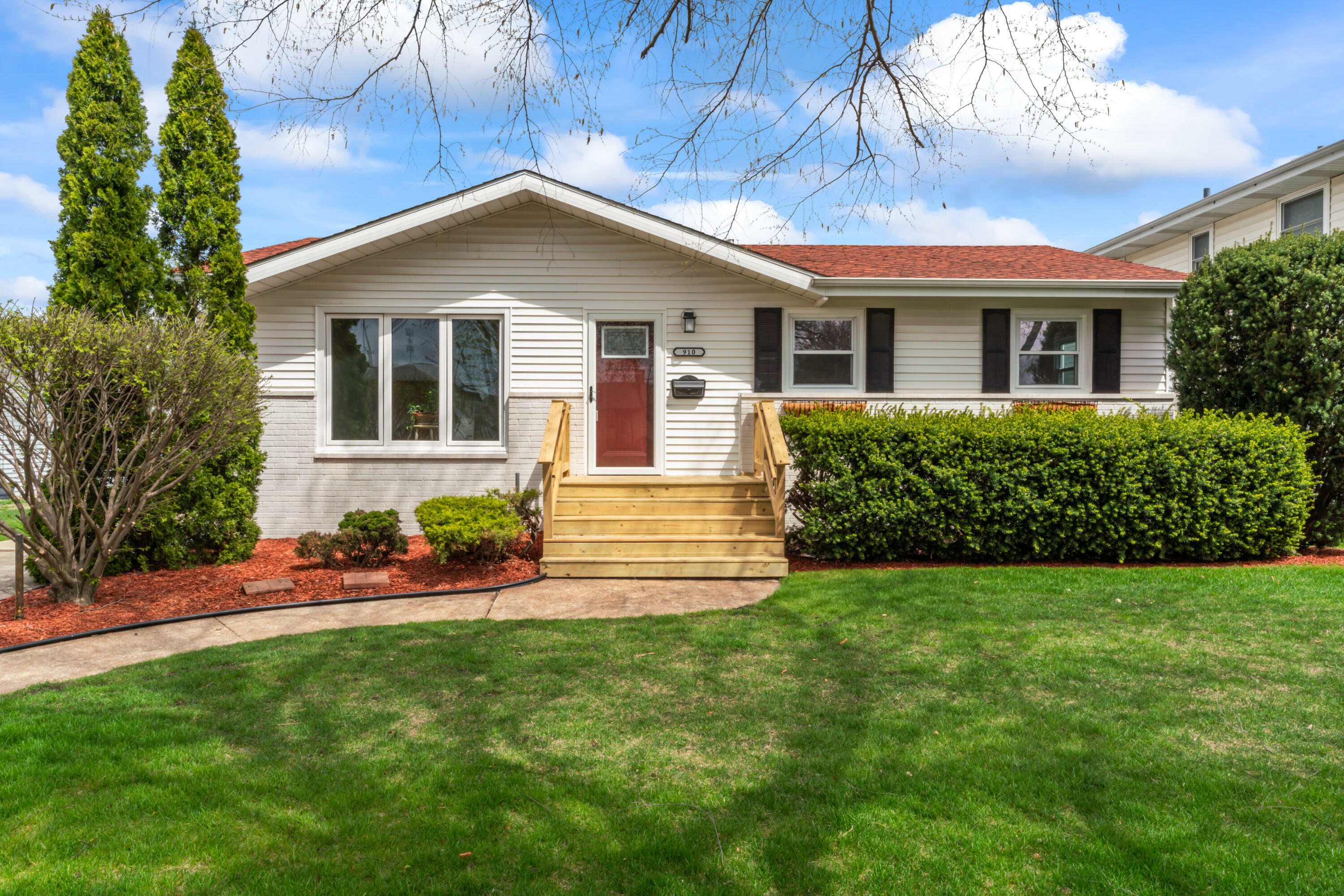 Property Photo: 910 W Pine Place IN 46319