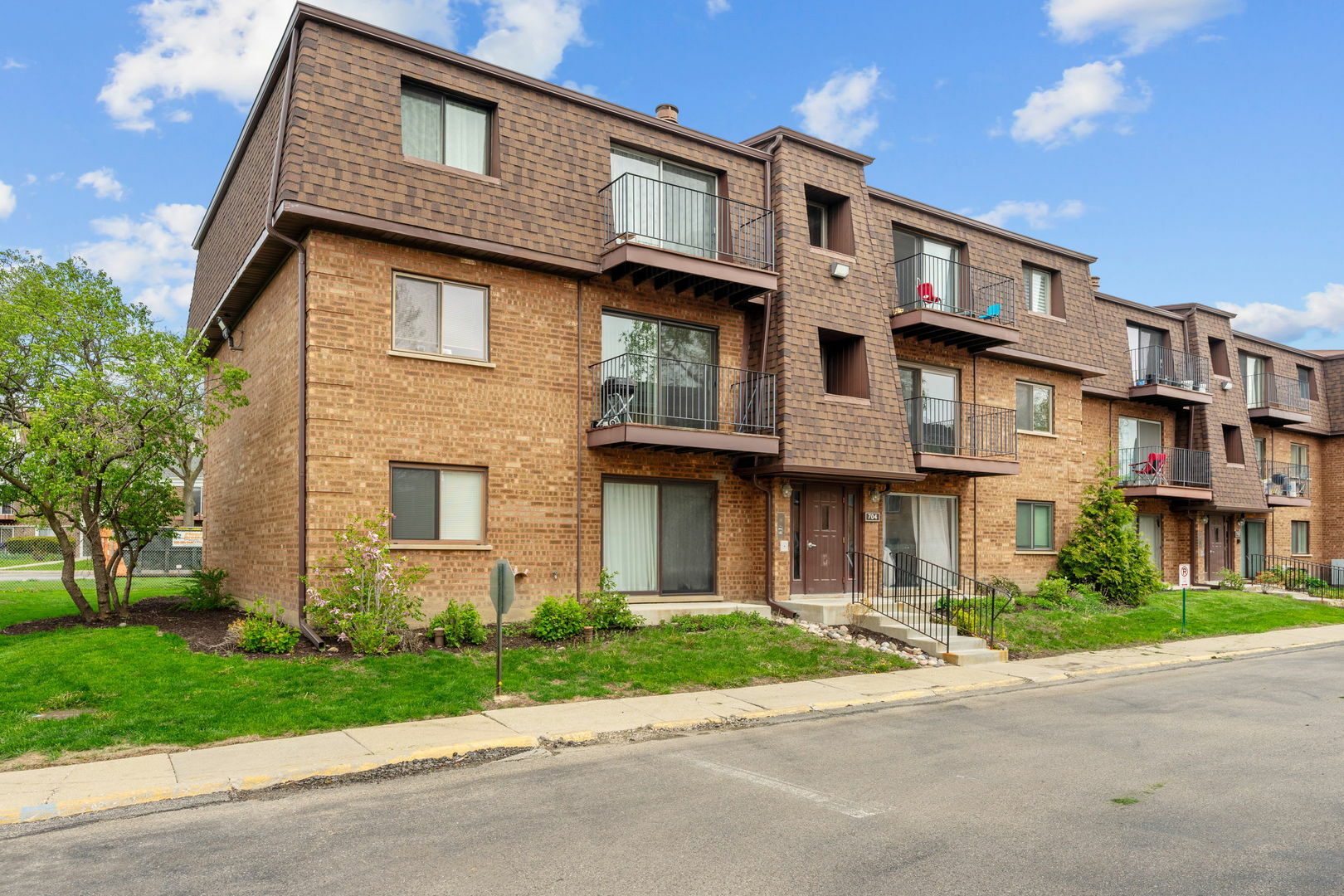 Property Photo: 704 Cobblestone Circle D IL 60025