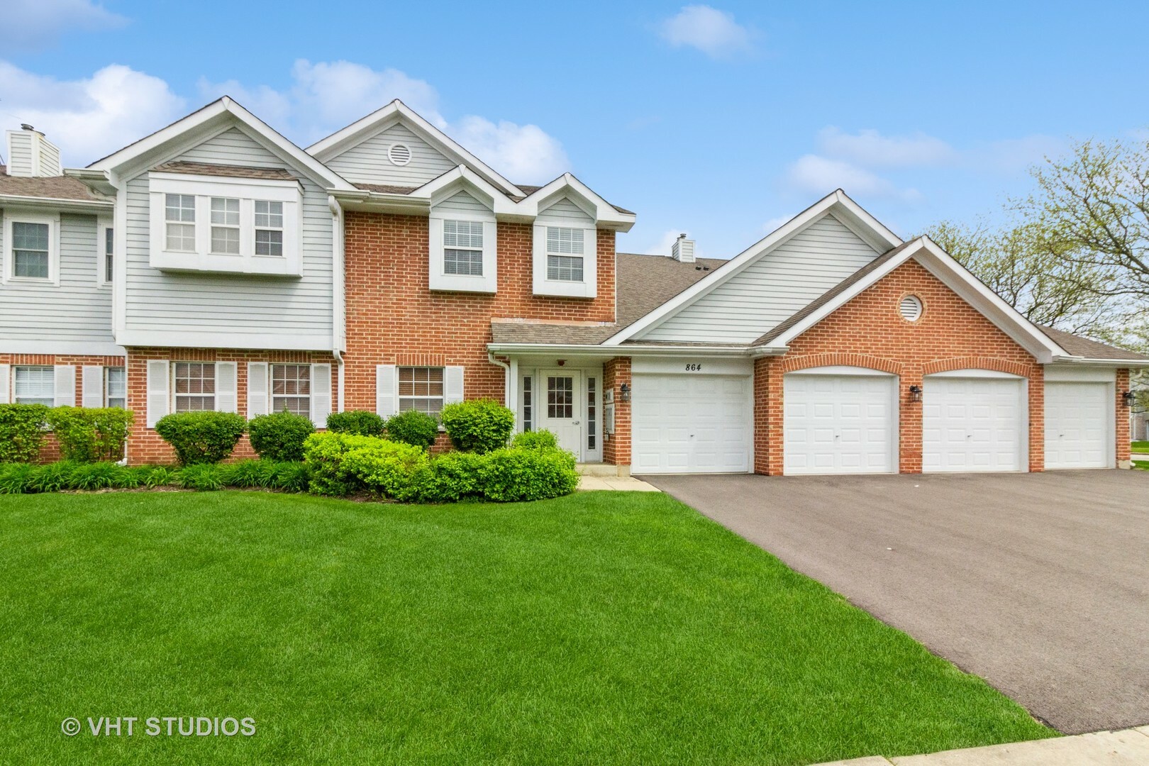 Property Photo: 864 Quin Court 201 IL 60563
