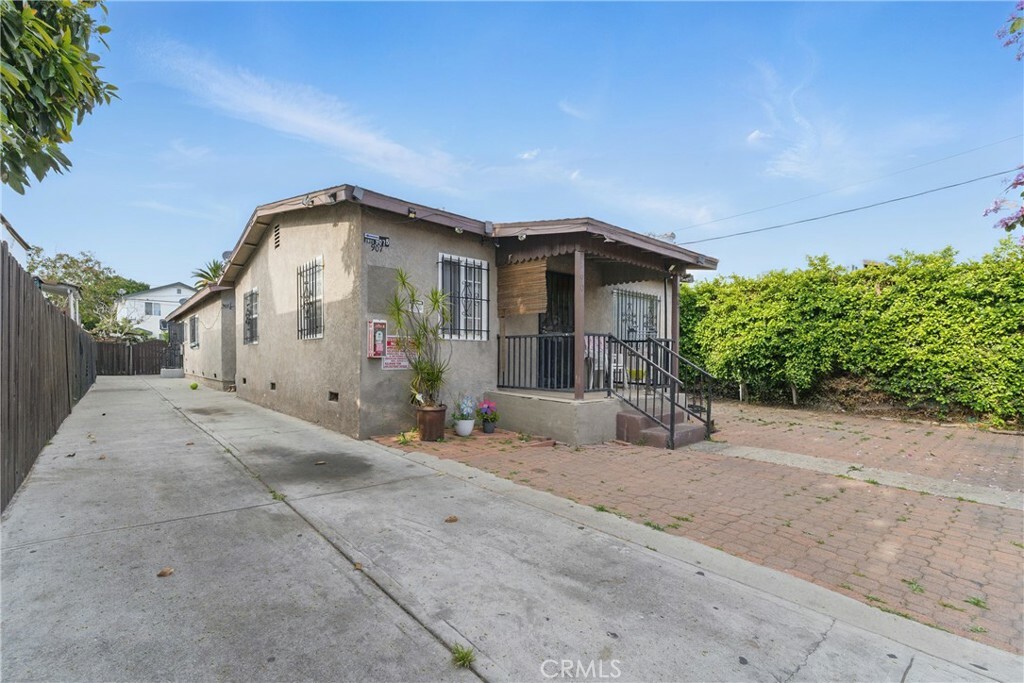 Property Photo:  907 E 109th Place  CA 90059 