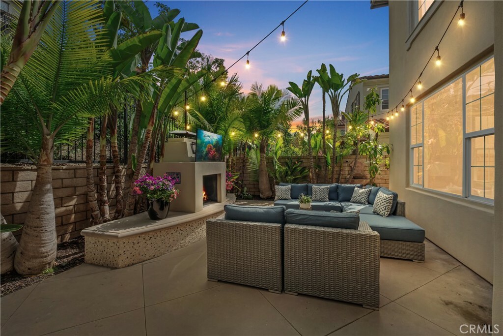 Property Photo: 114 Treehouse CA 92603
