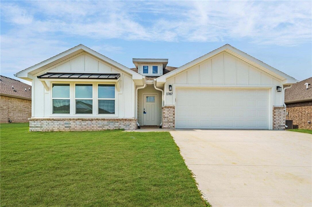 Property Photo:  1707 Edwards Street  AR 72751 