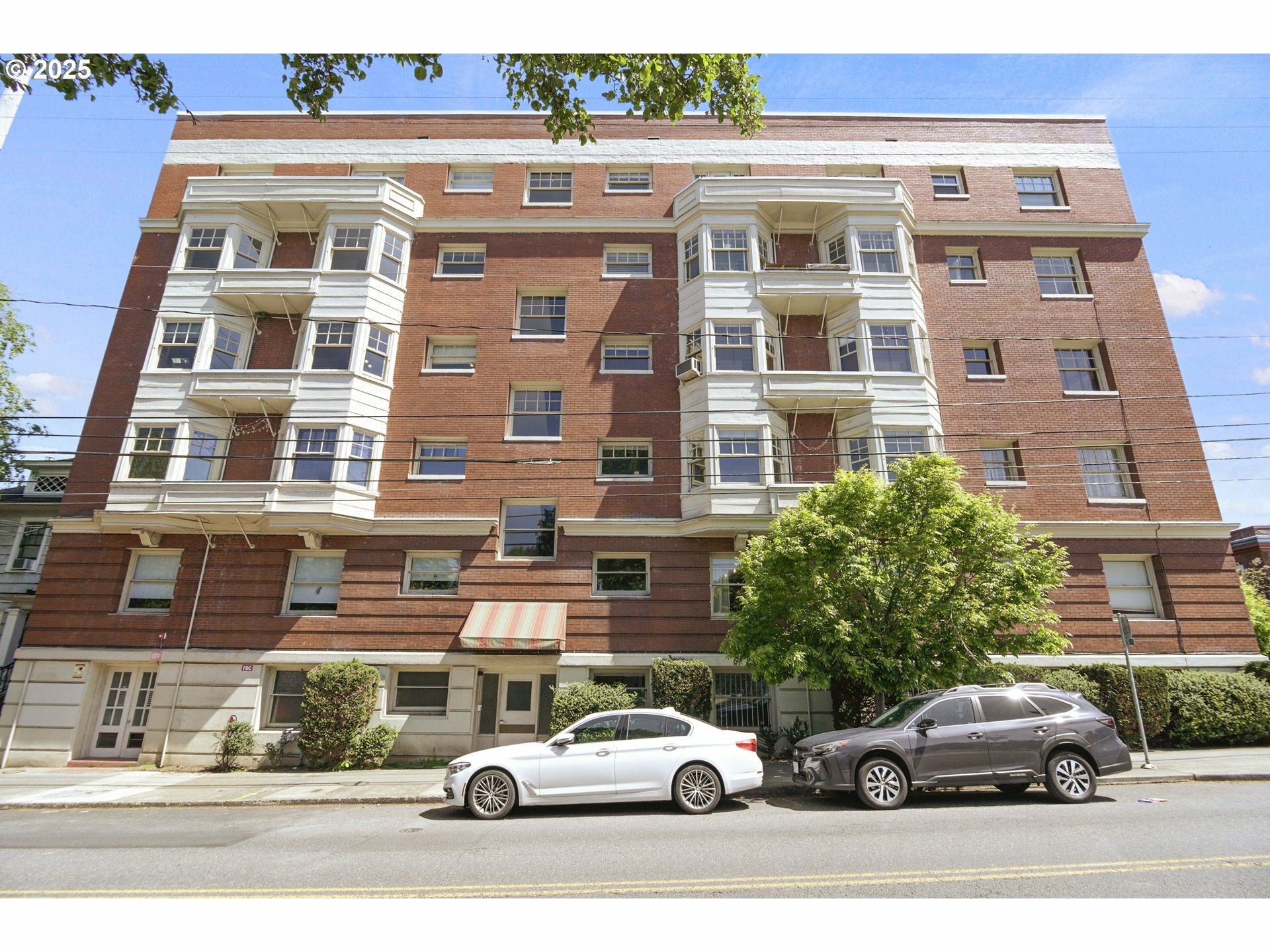 Property Photo: 2083 NW Johnson St 2 OR 97209