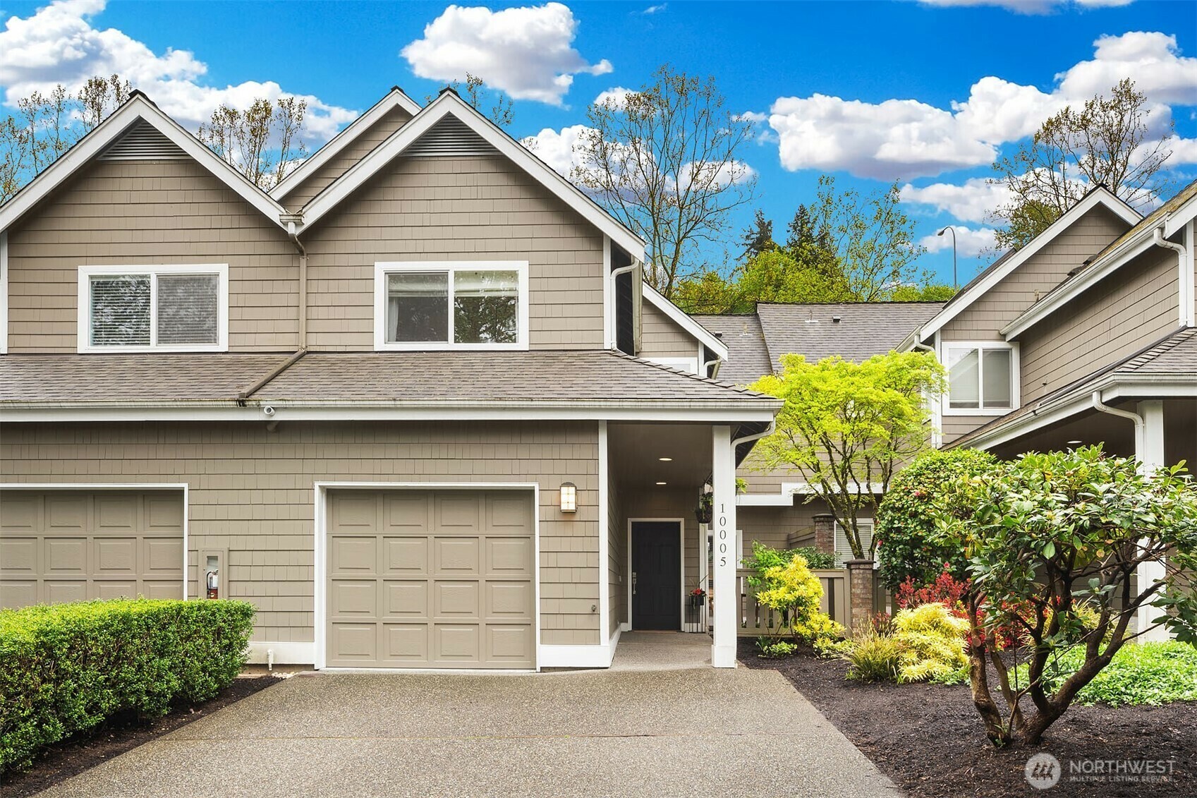 Property Photo: 10005 NE 37th Court 106 WA 98033