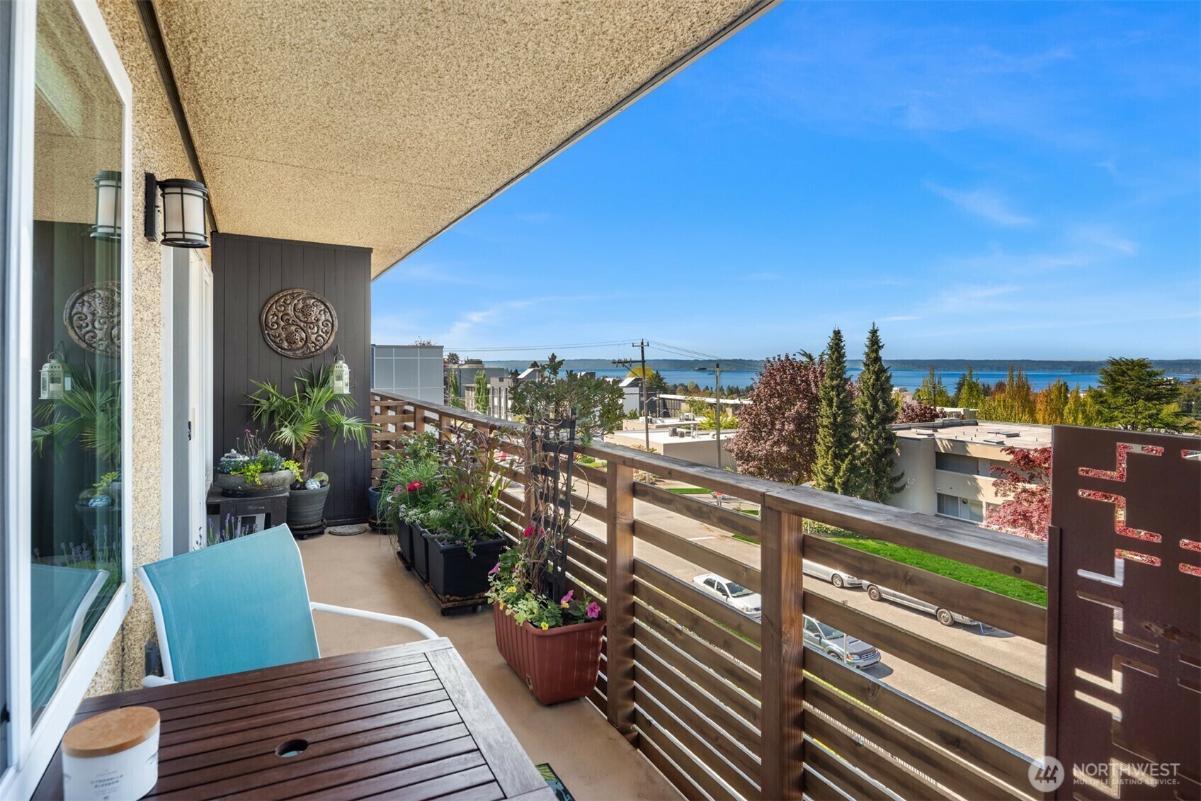 Property Photo: 4444 44th Avenue SW 403 WA 98116