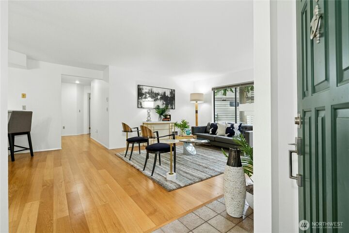 Property Photo: 1392 Bellevue Way NE 1 WA 98004