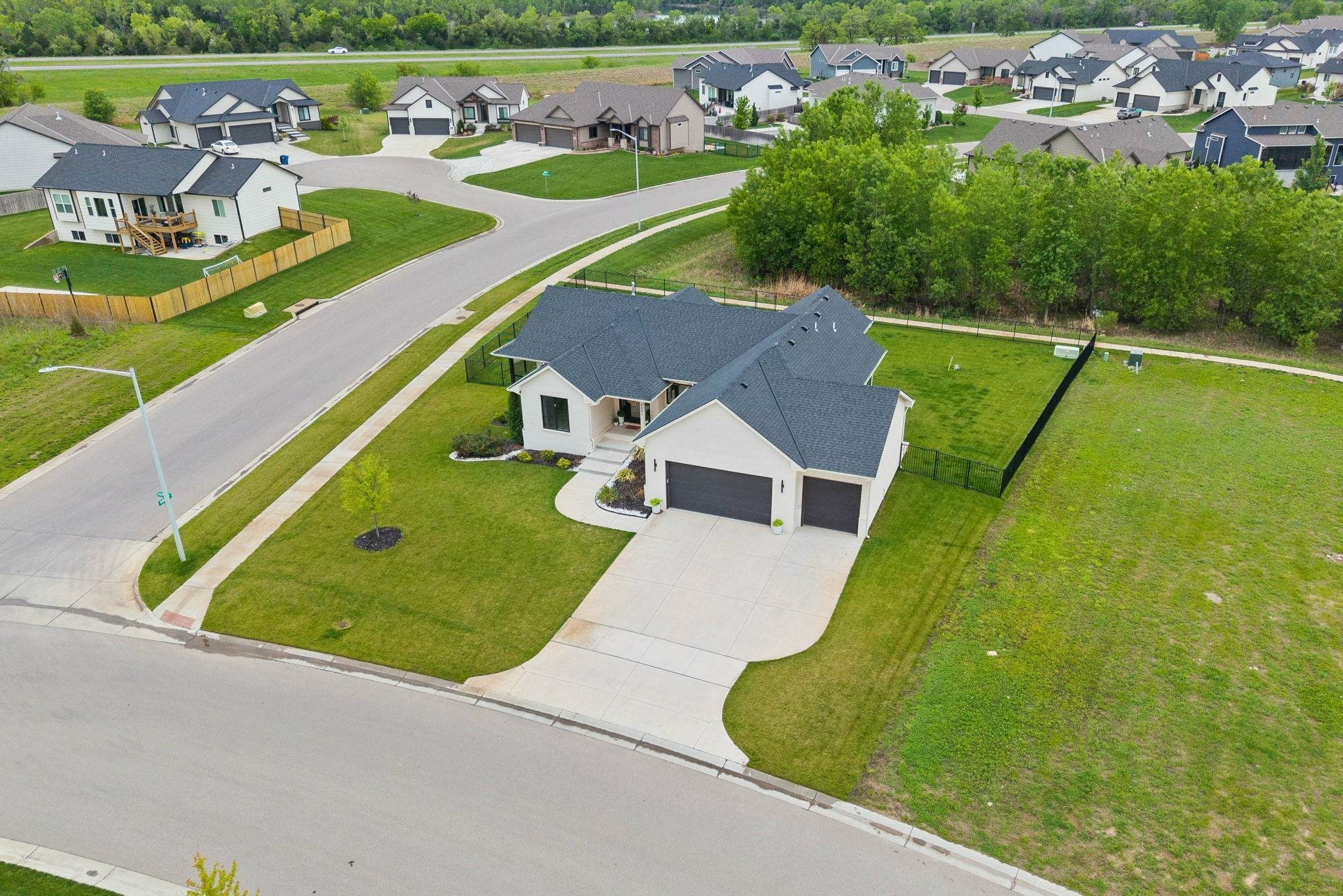 Property Photo: 4301 N Sunny Ln KS 67205