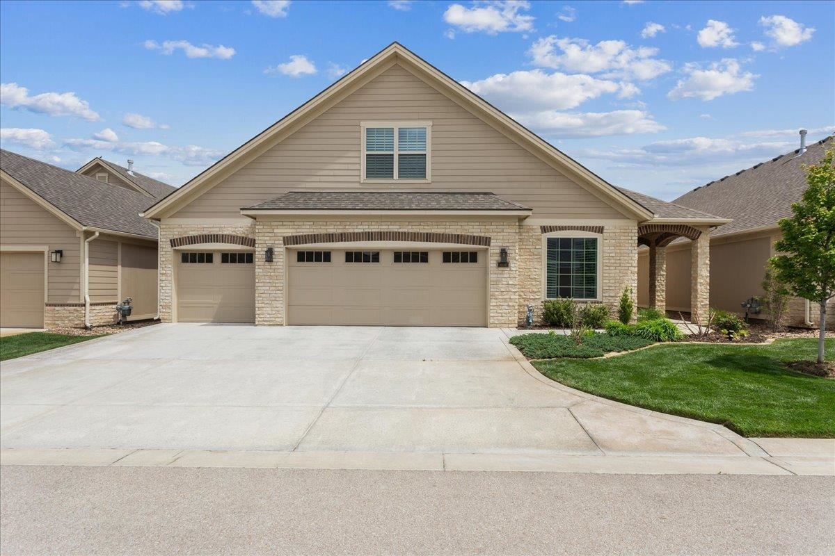 Property Photo: 4034 N Solano Cir KS 67205