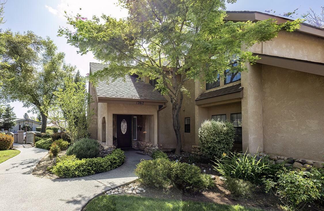 Property Photo: 1262 West Flora Avenue CA 93654
