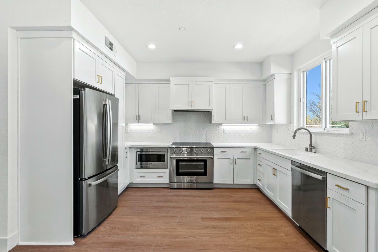 Property Photo: 931 Woodside Road CA 94061