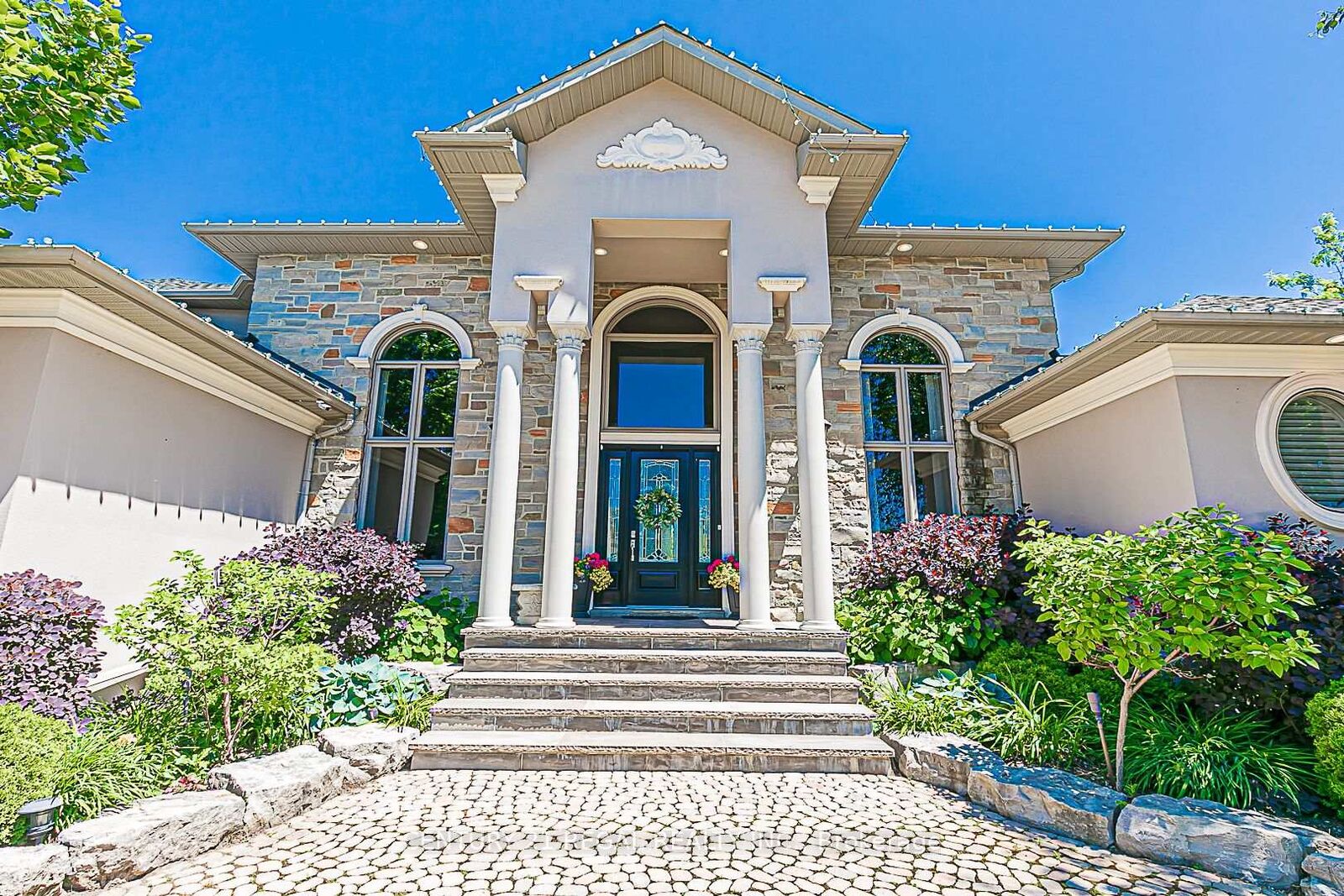 Property Photo: 16 Lake Woods Drive ON L4A 1P9