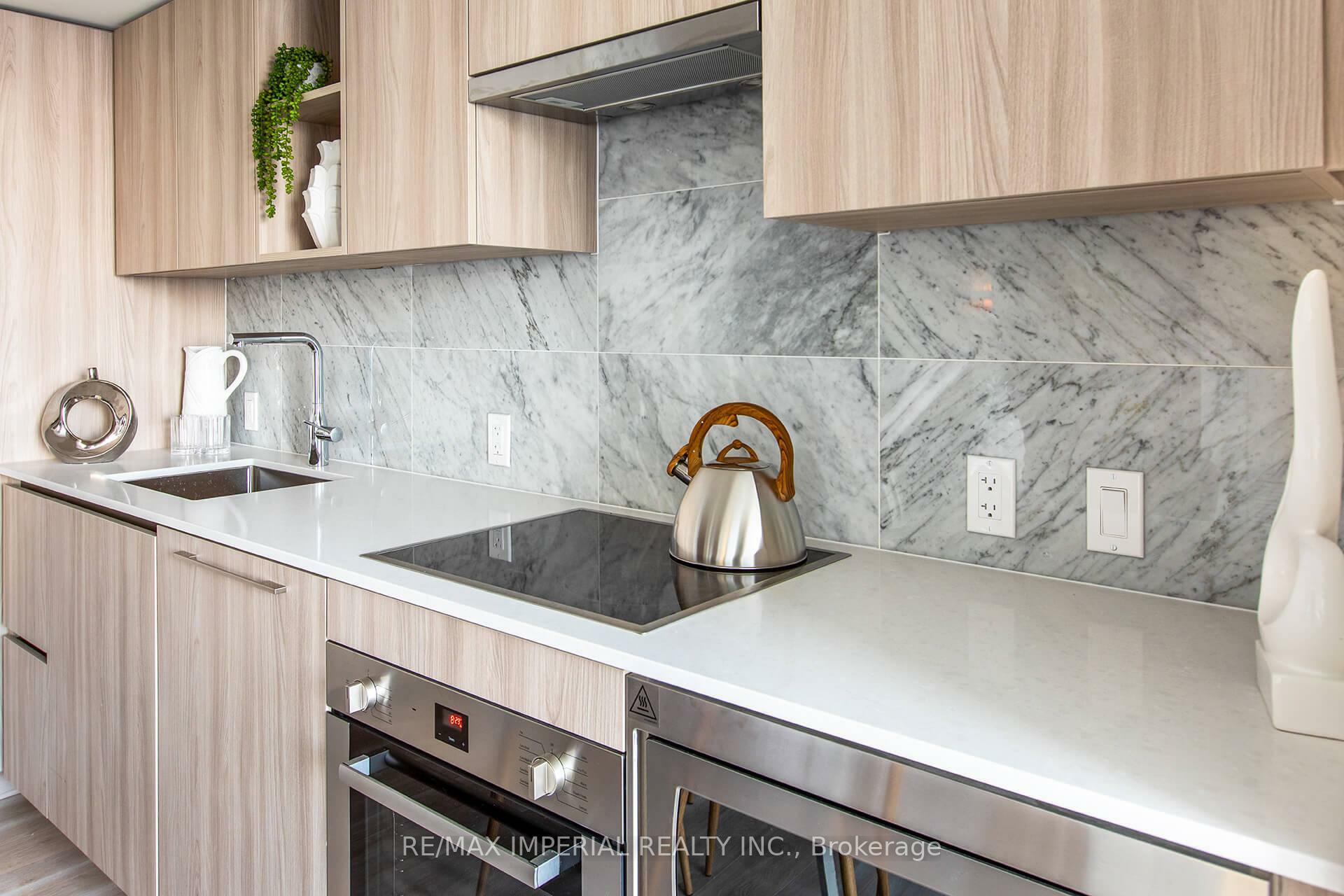 Property Photo: 19 Bathurst Street 611 ON M5V 0N2