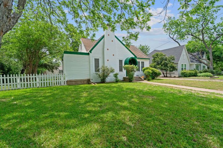 Property Photo: 1709 W Lake Drive TX 76574