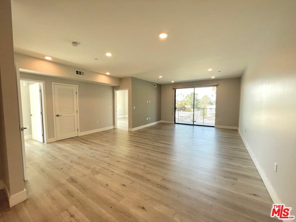Property Photo: 14612 Calvert St CA 91411