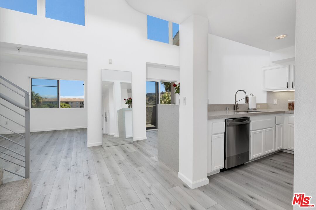 Property Photo:  13200 Pacific Promenade  CA 90094 