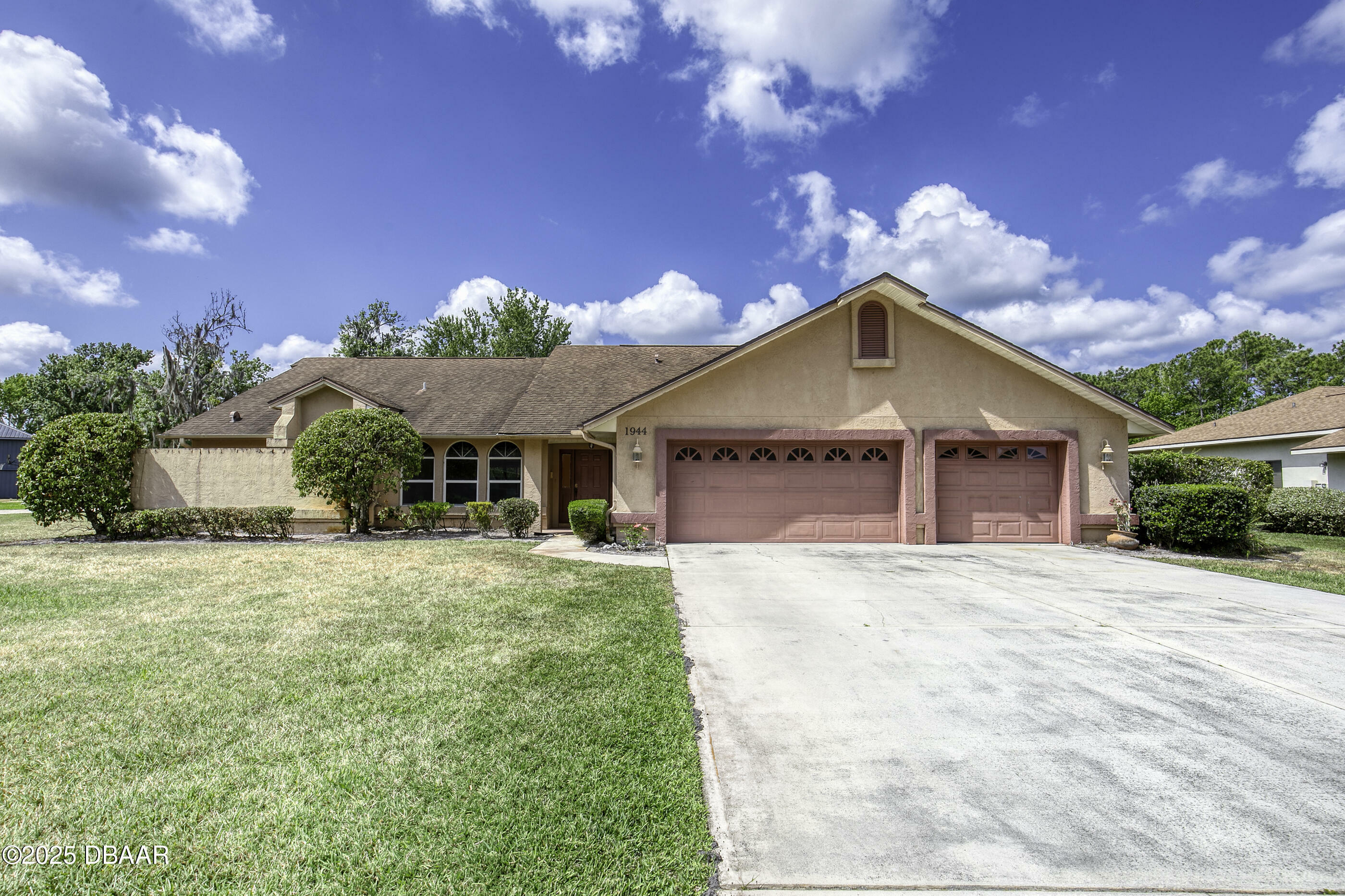 Property Photo: 1944 Spruce Creek Landing FL 32128