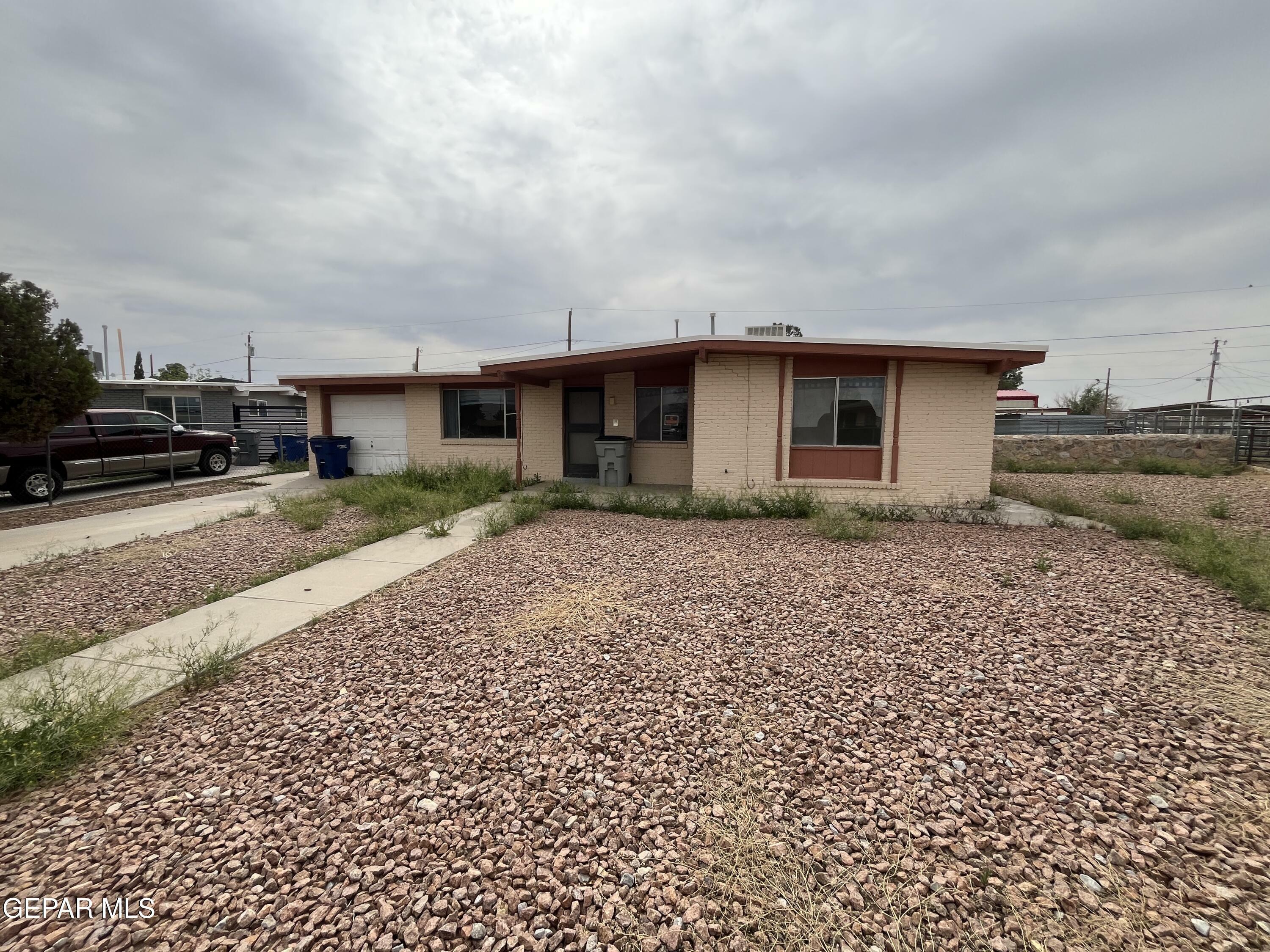 Property Photo: 522 Gilmore Way TX 79907