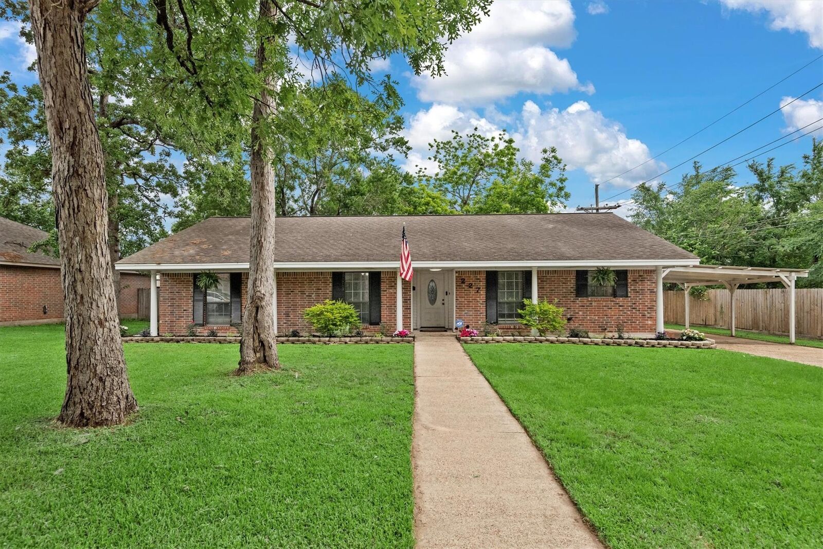 Property Photo:  227 Oak Hollow Street  TX 77301 
