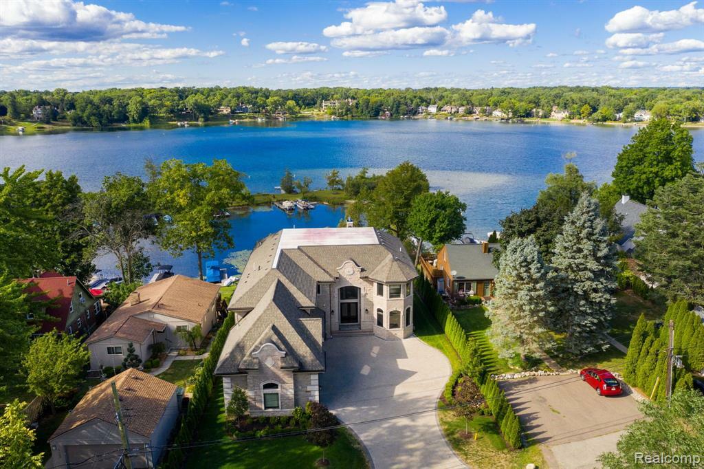 Property Photo: 5820 Lakeview Avenue MI 48323 1525