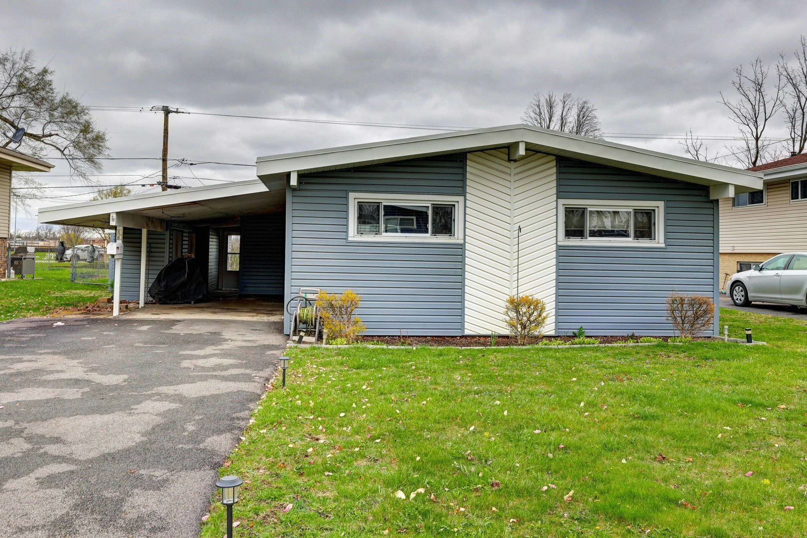 Property Photo: 66 W Jeffery Avenue IL 60090