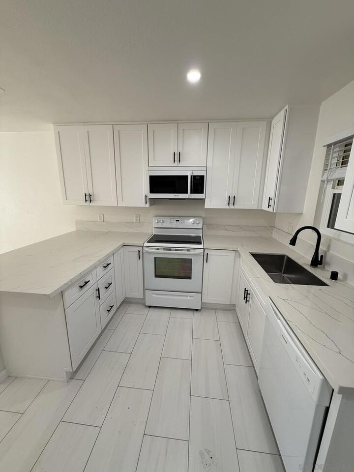Property Photo:  1648 Oliver Ave 2  CA 92109 