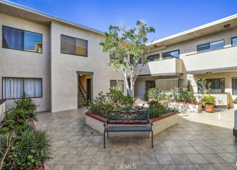 Property Photo: 5805 Whitsett Avenue 102 CA 91607